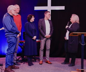 Einsegnung Jorg Delekta mit seiner Frau Irma 2. und 3. von rechts durch Roland Lange Peter Rohde und Ulrike Gottlieb